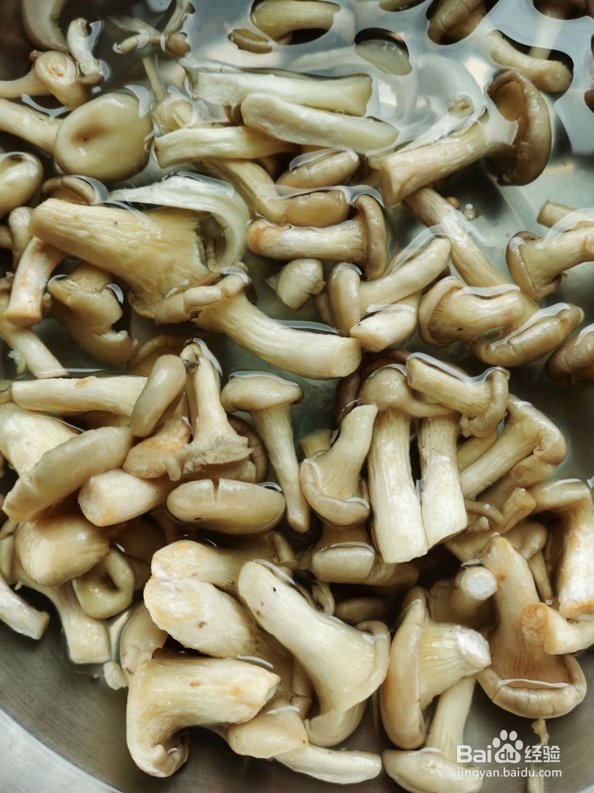 草菇炒鸡蛋的做法