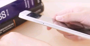 华为手机插卡的地方怎么打开