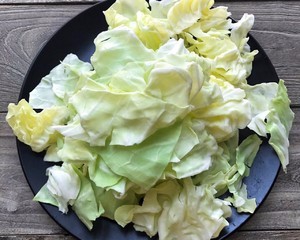 炝拌圆白菜寻煲奇兵来教你