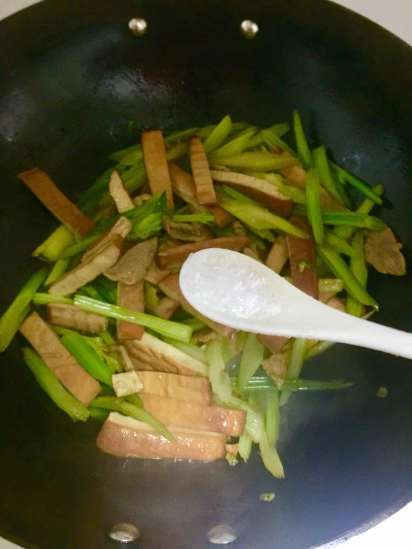 芹菜肉片炒香干
