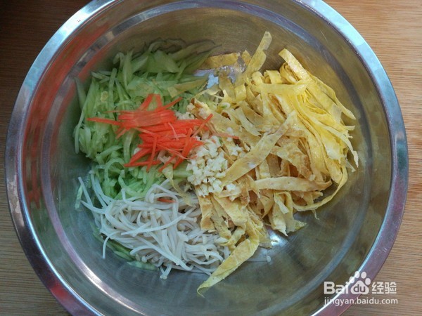 如何制作黄瓜金针菇 拌蛋丝