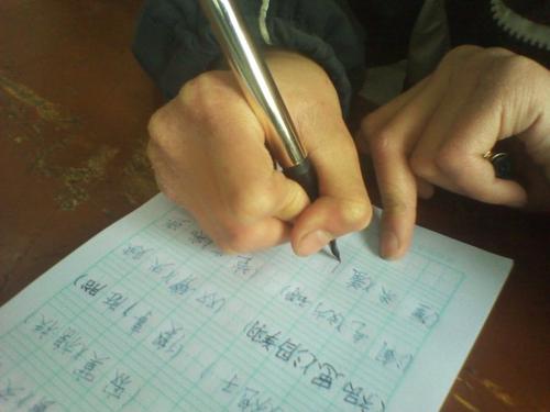 为什么人在放松状态下写字会往右上方倾斜