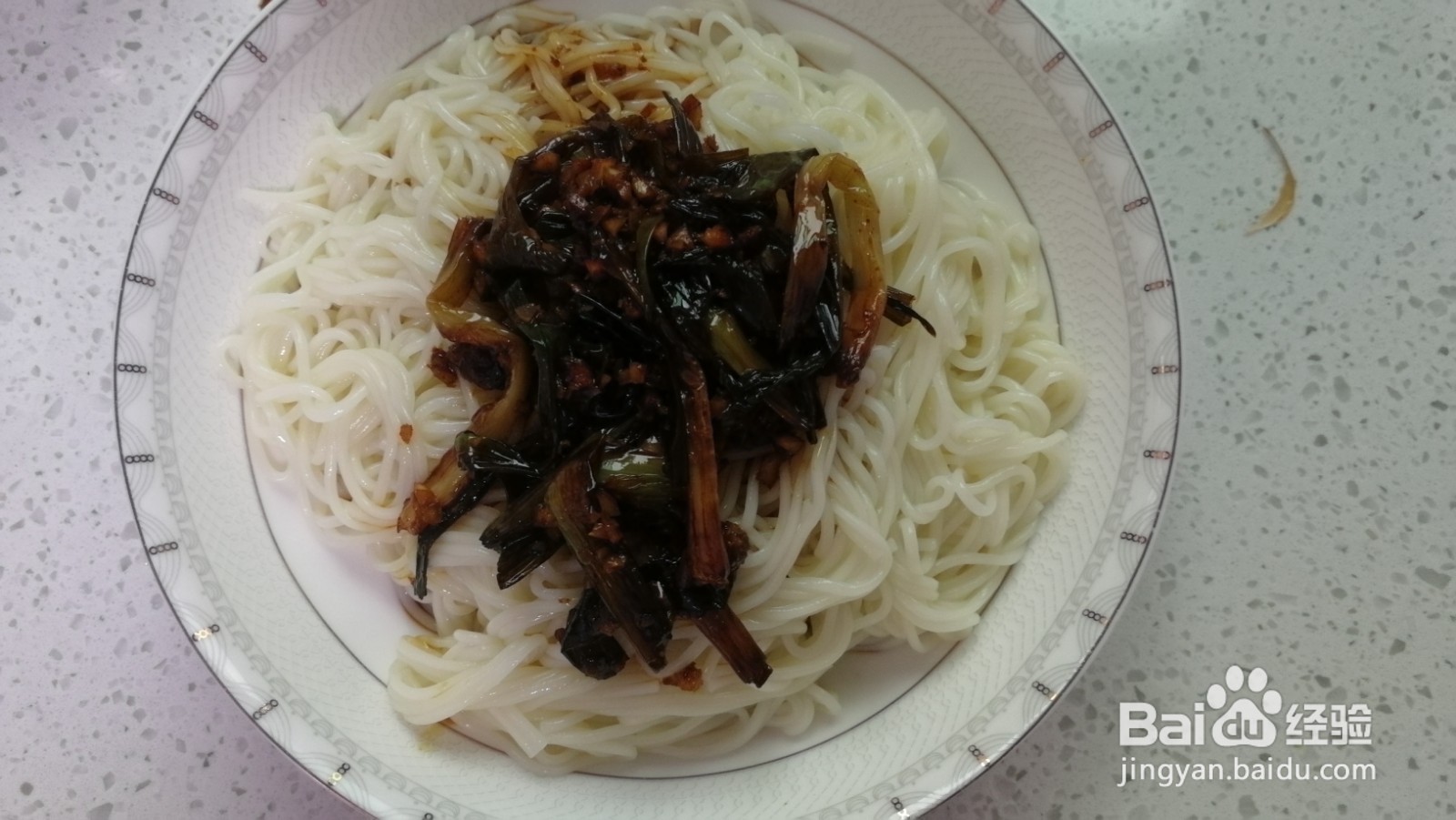 做法简单好吃开胃的面食——葱油拌面