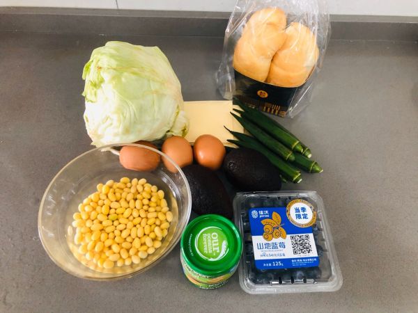 金枪鱼三明治配水波蛋