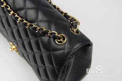 如何鉴定香奈儿皮包真假?