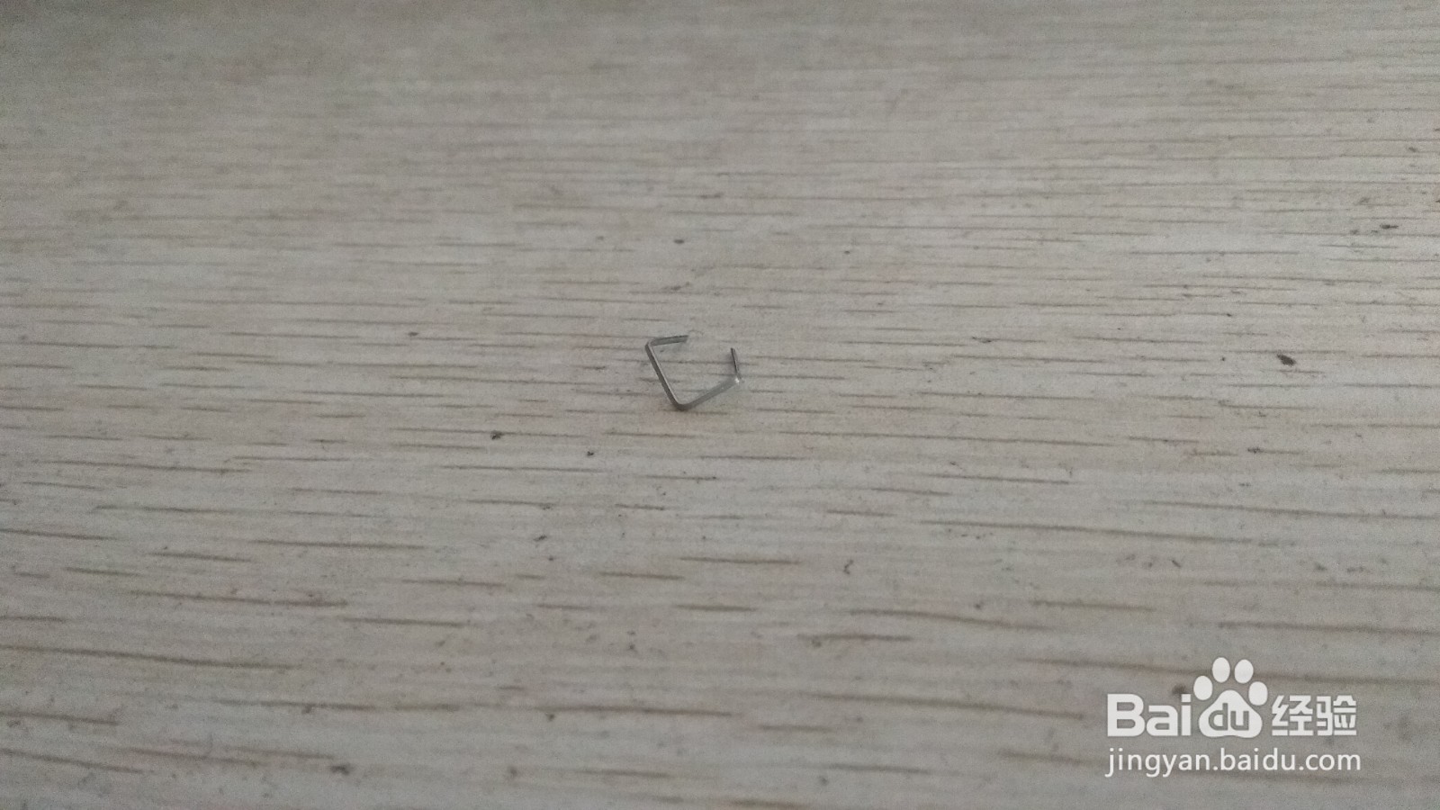 如何用一个订书钉做简易的中性笔的支架