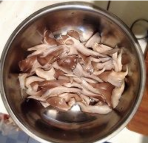 西红柿炒鸡蛋是否可以和蘑菇一起吃