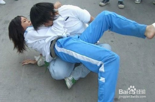 两个人打架,如何有效劝架