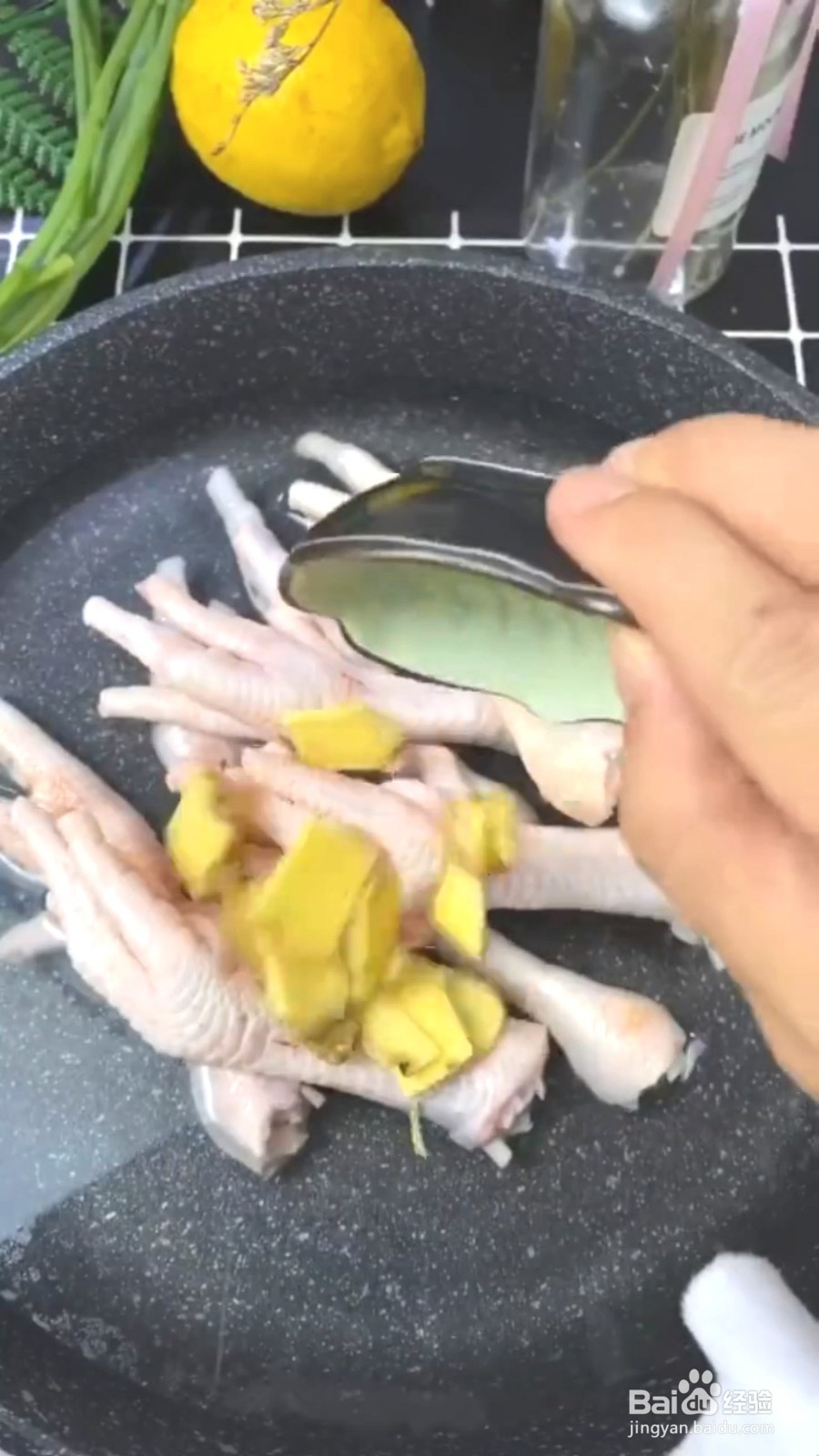 如何制作好吃又爽口的柠檬鸡爪