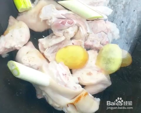 每日美食-猪蹄花儿可以吸的猪蹄的做法