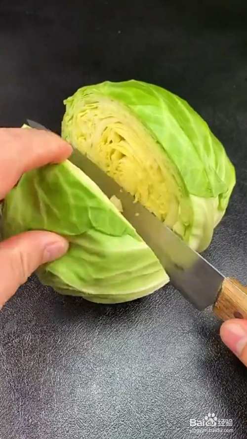 包菜切半,撕成小块再清洗干净;起锅烧油放入五花肉煸炒出多余油脂.