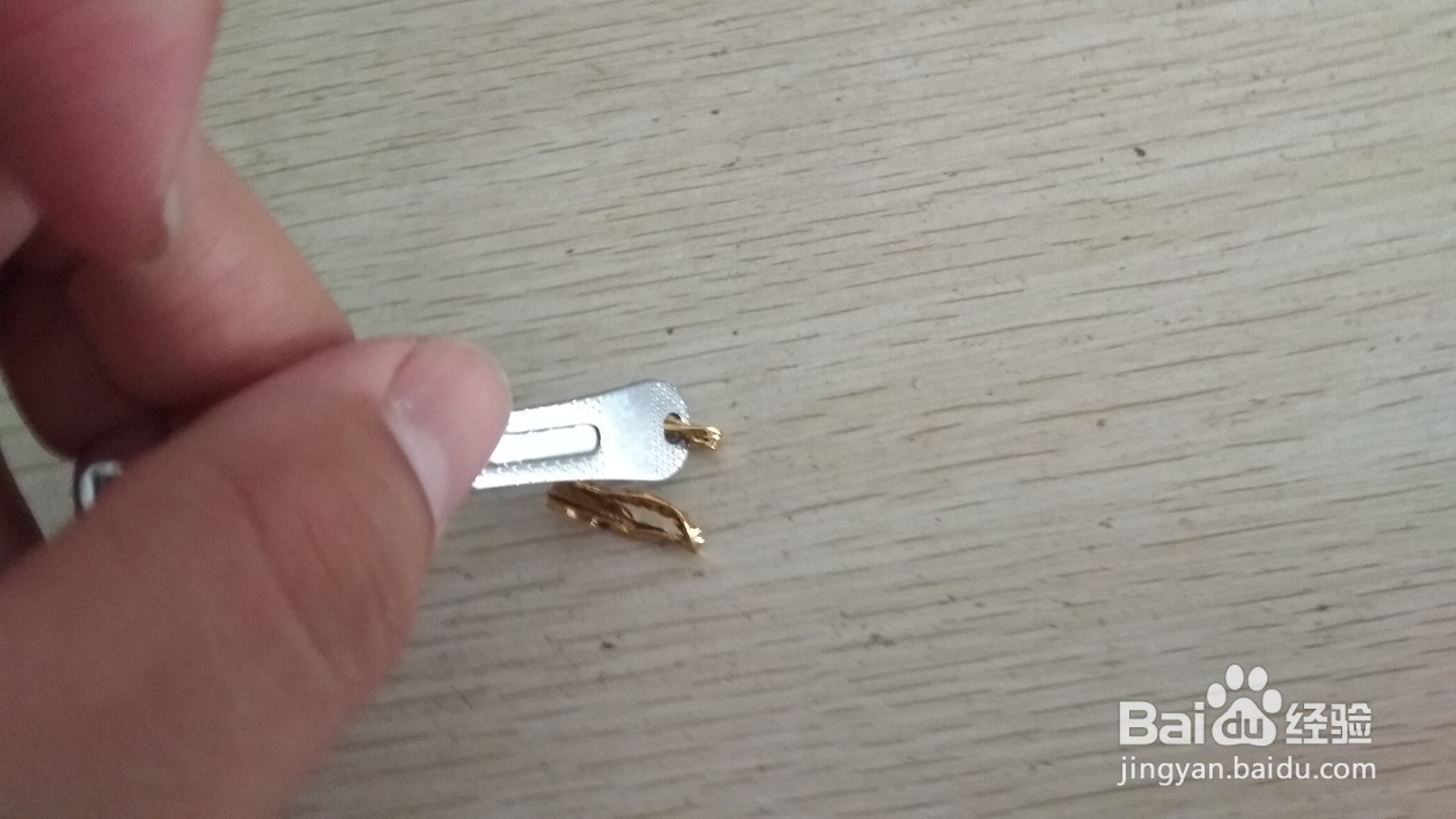 如何用面包袋绑绳和挖耳勺做简易的中性笔支架