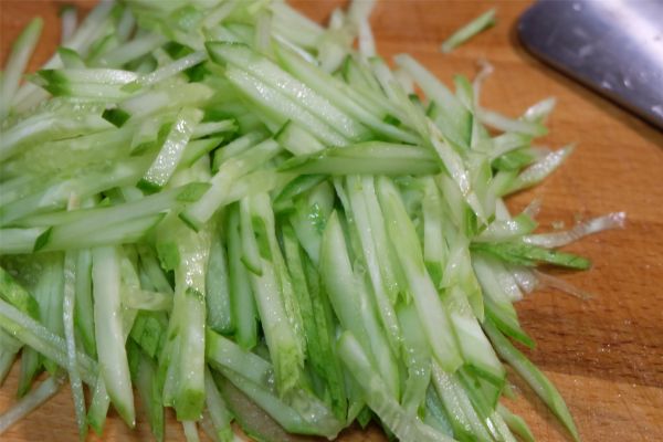 黄瓜鸡蛋拌豆腐丝