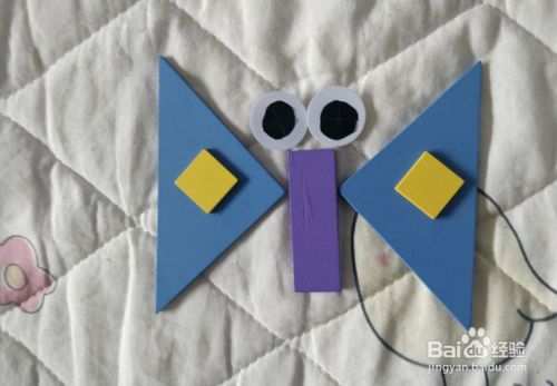 用幼儿积木怎么拼一个带三角形的蝴蝶?