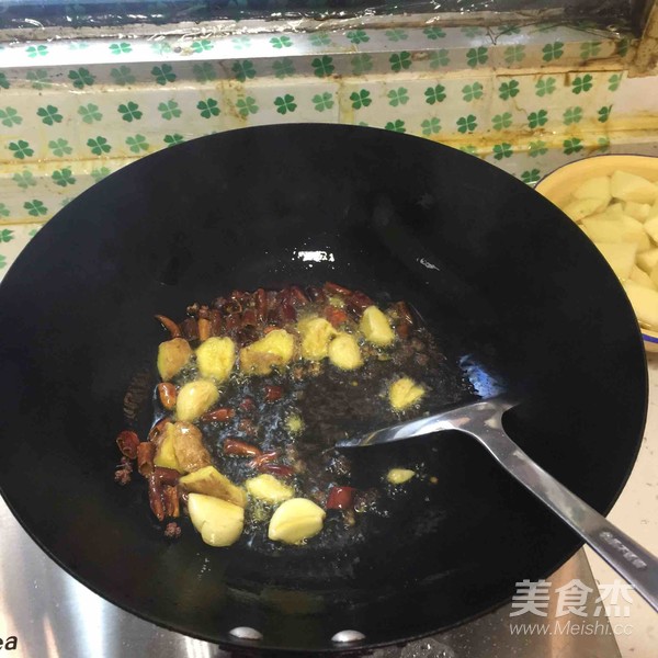 土豆排骨的做法