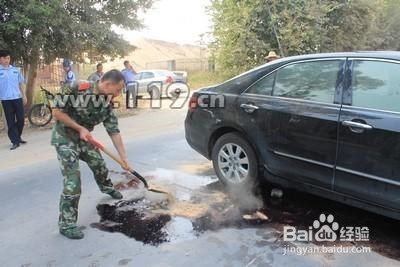 机油倒外面了怎么清理