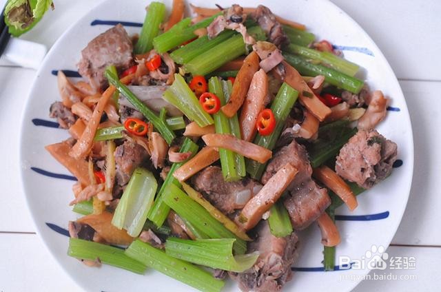 家庭自制芹菜烧墨鱼