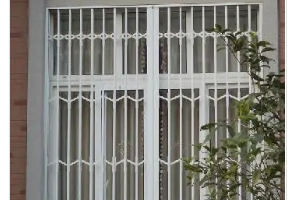 下雨天如何能让屋里比较干燥，下雨天是开窗屋里潮湿还是关窗屋里潮湿
