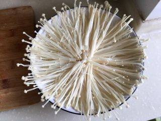 金针菇打底依次摆入盘中,腊肠摆盘,把泡好的粉丝放入盘的中间,把调