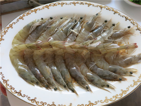 翘尾巴的金银蒜蓉开背虾