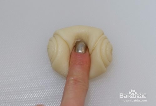 莲蓉蛋黄酥（不用醒面，不用揉出膜）怎么做？