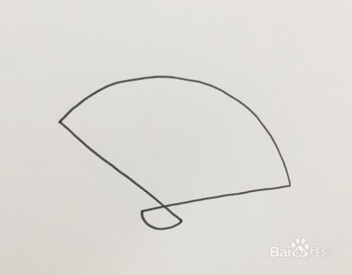 然后从弧线的边缘画两条相交的直线,画出扇子柄.