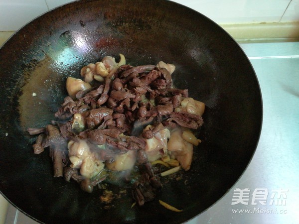 鸡肉宽粉炖红蘑