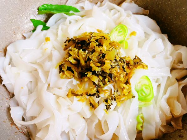肉丝雪菜小炒河粉