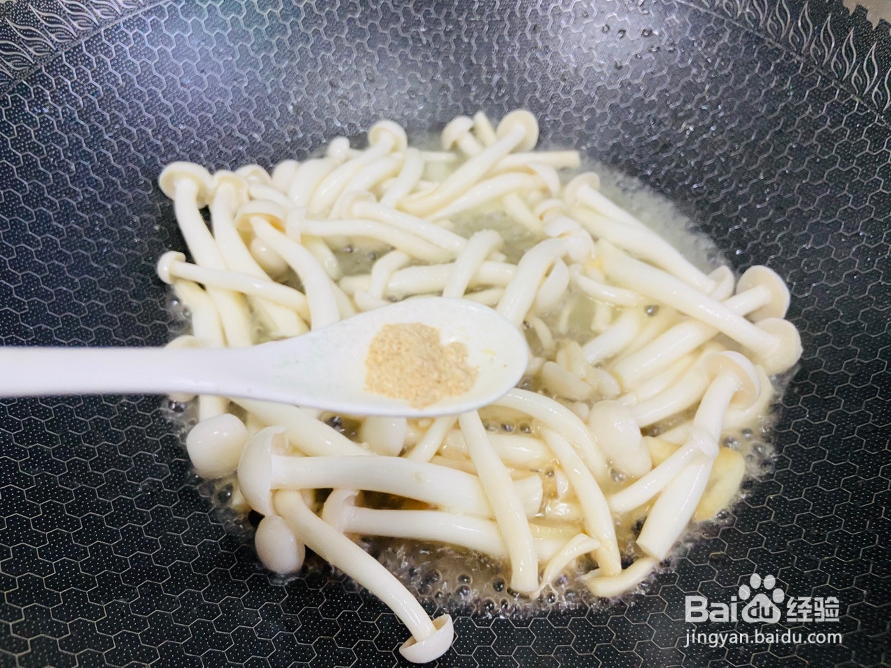 白玉菇炒鸡蛋的做法