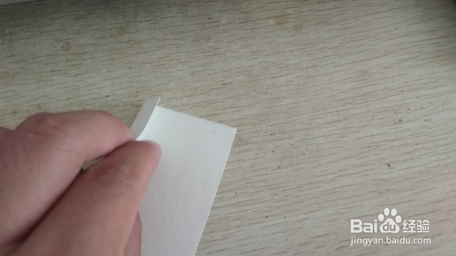 如何用一块正方形的纸做简易的中性笔的支架