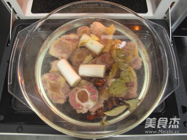 冬季来一碗暖暖的番茄黄豆焖牛尾