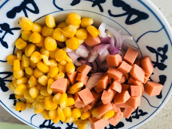 沙拉玉米火腿欧包