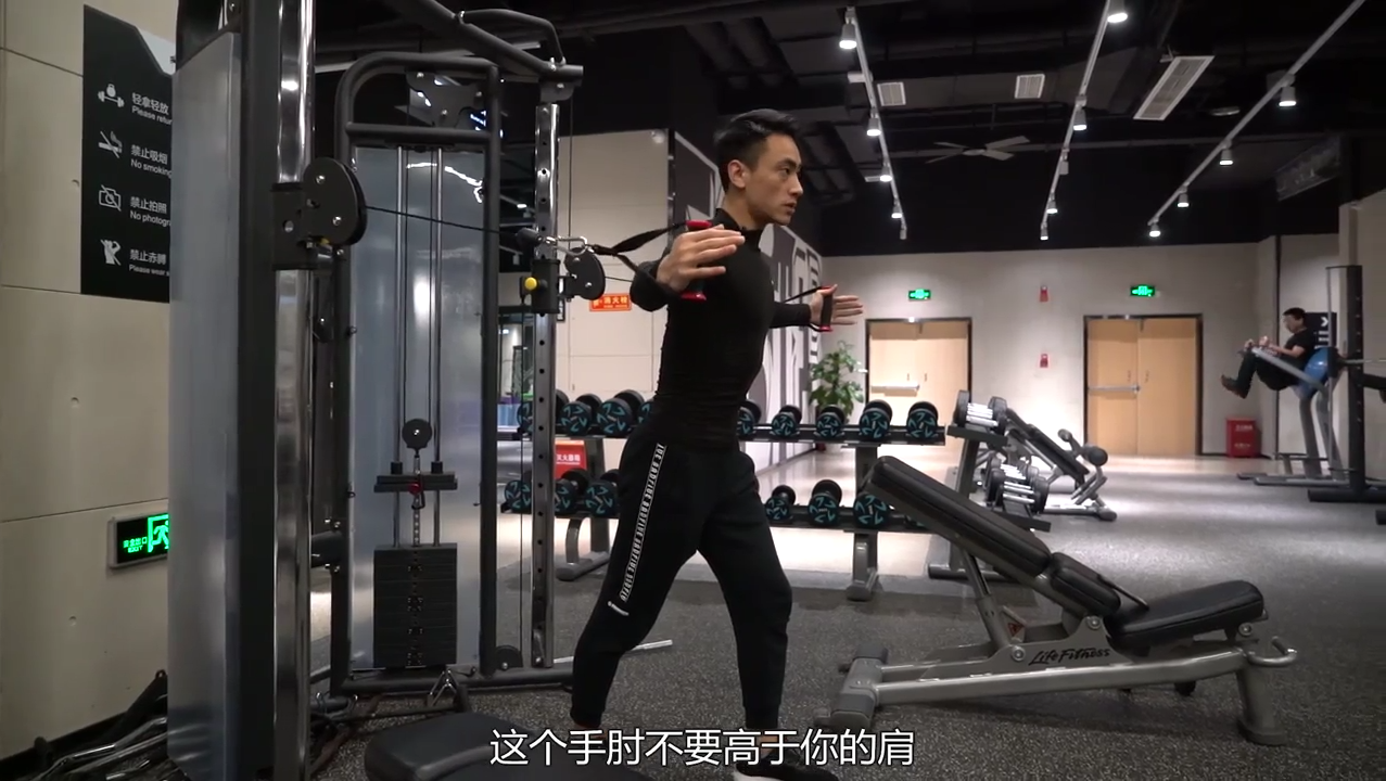 龙门架夹胸训练怎么做?