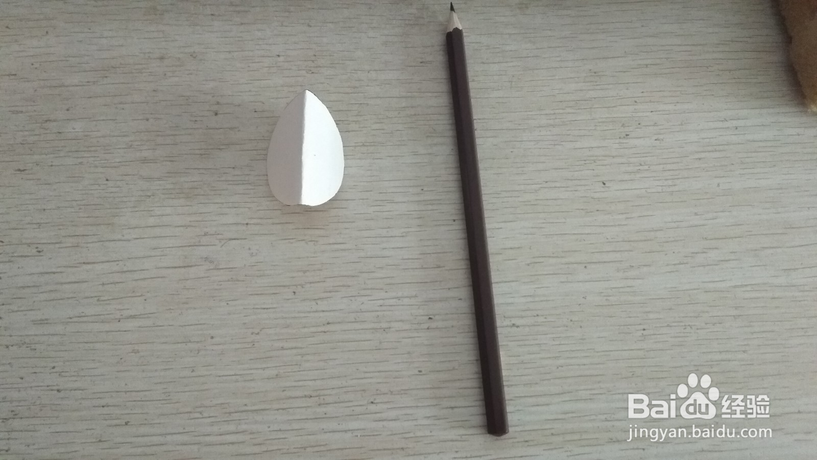 如何用一个圆形画纸和铅笔做简易的钢笔的支架