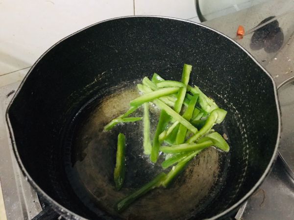 咖喱翅和酸辣土豆丝