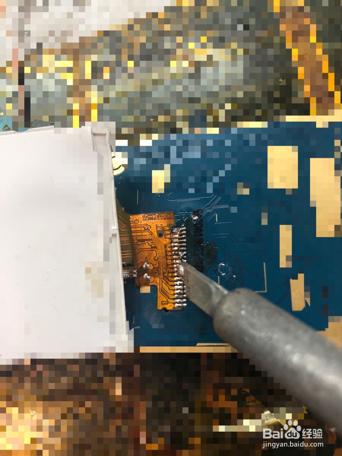 如何使用烙铁取下手机显示屏