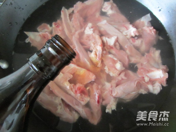 酱烧鸭锁骨的做法