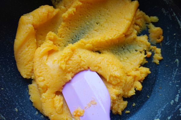 酥皮奶黄流沙月饼