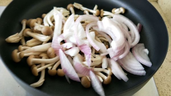 蟹味菇炒洋葱#在“家”打造ins风美食#