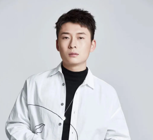 青砖瓦房昏黄灯光是什么歌