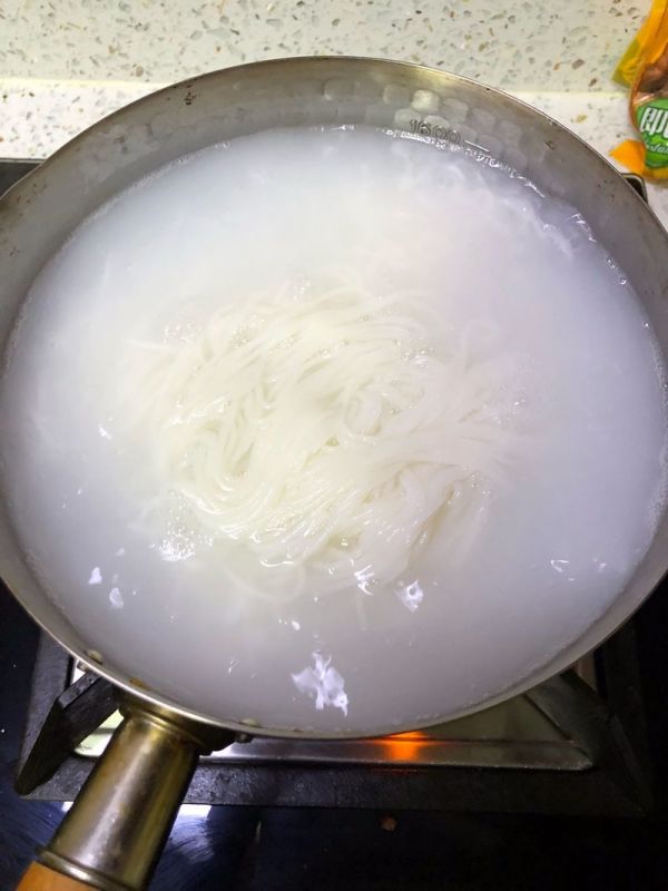 芹菜肉丝盖浇米线