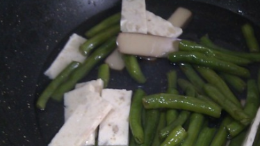 虾糕鸡蛋干炒四季豆的做法