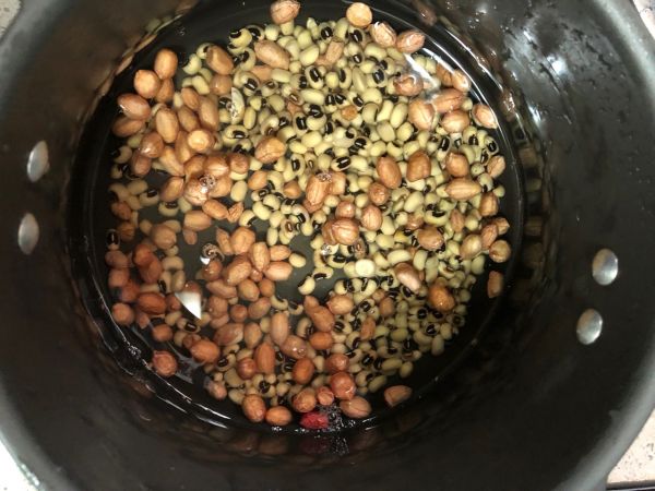 广式眉豆花生莲藕猪脚汤