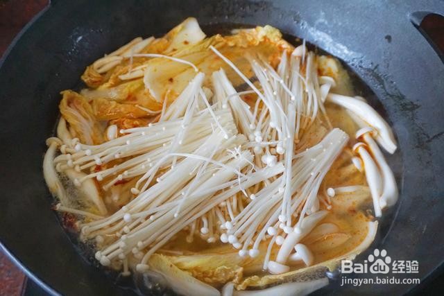 家庭自制小龙虾菌菇牛油香辣火锅