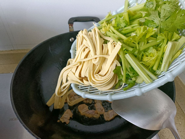 腊肉芹菜炒豆皮丝
