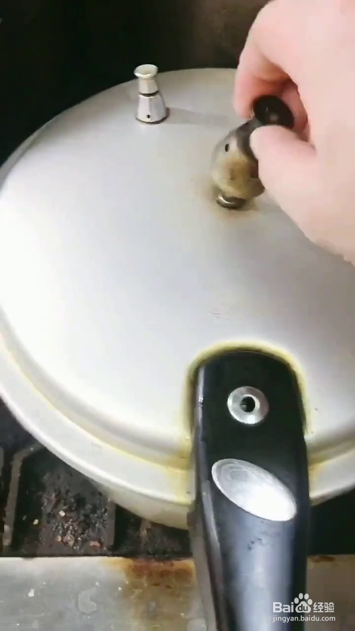 如何制作好吃土豆烧鸡爪？