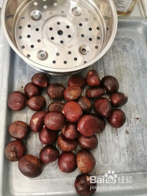 剥熟板栗壳的方法