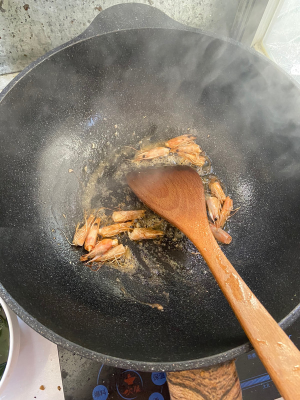 豆腐裙带菜鲜虾味增汤