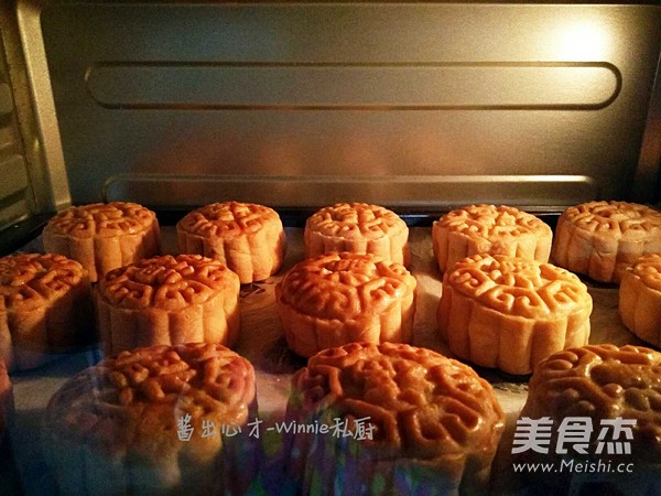 广式白莲蓉蛋黄月