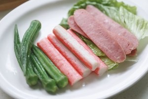 食补养生秋葵蟹柳香肠三明治的做法
